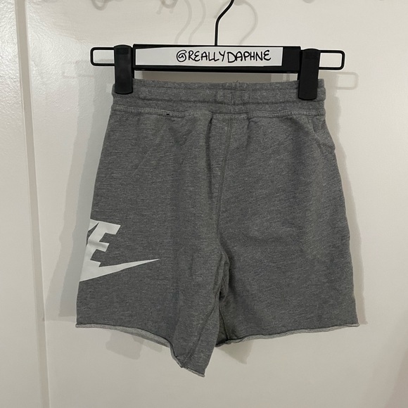 NIKE boys’ short grey sweat pants Fleece with logo and pockets XS - Picture 2 of 3